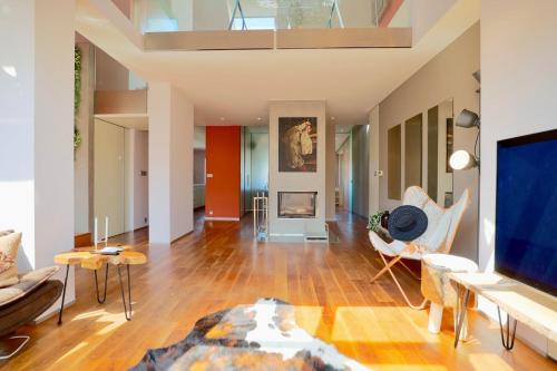 Luxury Prague Penthouse with Heated Floors, Castle Views & Rooftop Terrace, Prague (photo 5)
