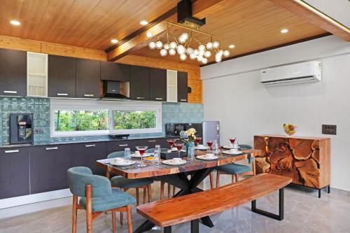 ELIVAAS Signature Esh Cottages Luxury 4BHK with Garden Pool and Entertainment Space in Kasoti