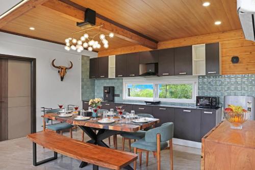 ELIVAAS Signature Esh Cottages Luxury 4BHK with Garden Pool and Entertainment Space in Kasoti