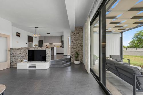 Villa Tonka with private pool near Krka in Širitovci