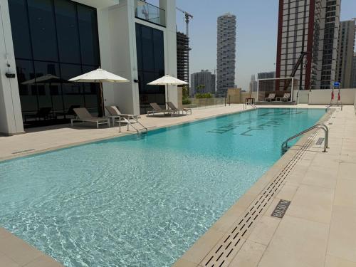 Vogue Brand New One Bedroom Apartment 16th Floor with Skyline View and access to Olympic Pool and Full Equipped GYM, Located JVC Binghatti Gardenia, Dubai (foto 2)