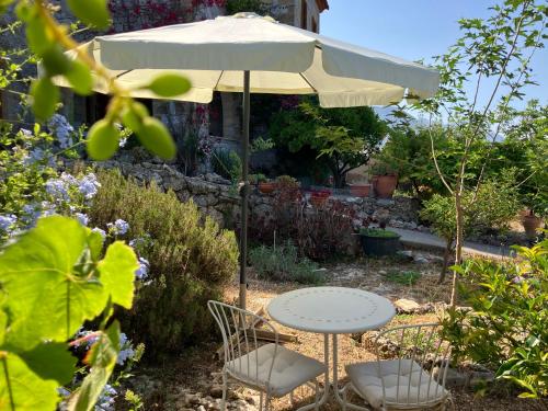 Bright Cozy Home with Terrace, Garden & Sea View in Neochori