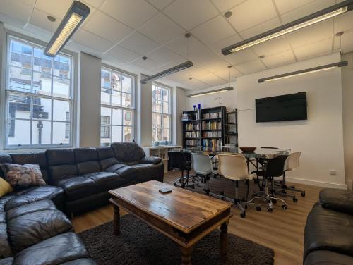 Duel of Bristol House 6BR 12 beds gîte à louer Aztec Hotel