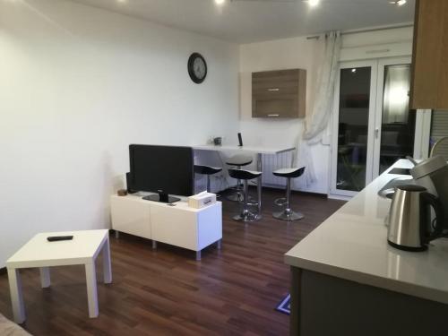 Charming little apartment with bedroom, Strasbourg (photo 6)