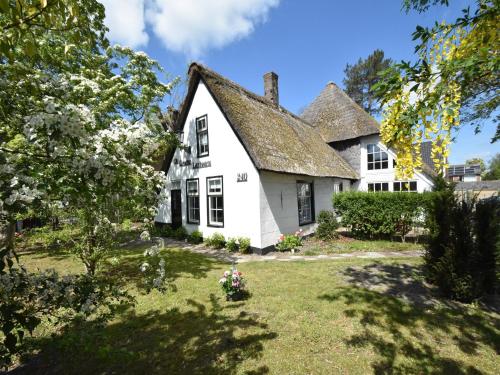  Luxuriously restored farmhouse with trendy interior close to sea and forest, Unterkunft in Groet