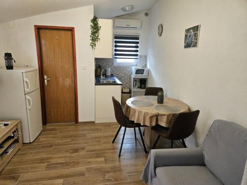 Apartment in Nin with Terrace, Air conditioning, Wi-Fi (3722-2), Nin (Foto 2)