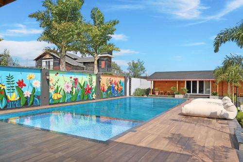 Peldbaseins, ELIVAAS Signature Esh Hazel Hillside Retreat with Garden and Restaurant in Kasoti
