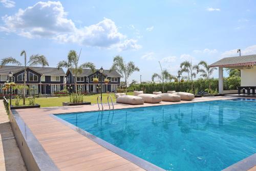 Peldbaseins, ELIVAAS Signature Esh Cottages Luxury 4BHK with Garden Pool and Entertainment Space in Kasoti
