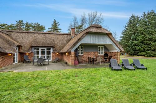 A szálláshely kívülről, Large Holiday Home With Pool, Spa And Sauna, 1500 Meters From The North Sea in Ohuse