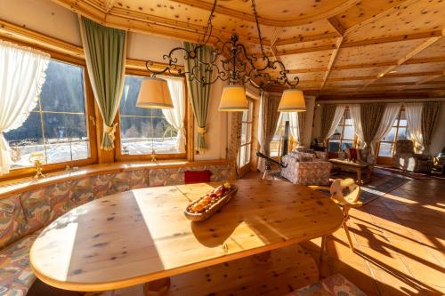 Villa Bostele with Five Bedrooms, Indoor Pool, Two Saunas & Garage in Bad Kleinkirchheim