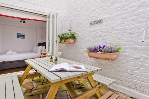 Charming 2-Bed Apt near Buckingham Palace - image 11
