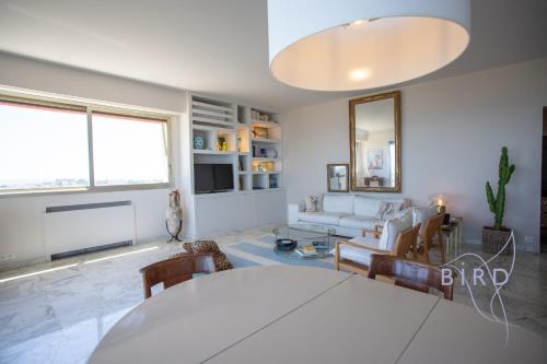 Smart flat in Antibes sea view AC parking and pool in La Pagane