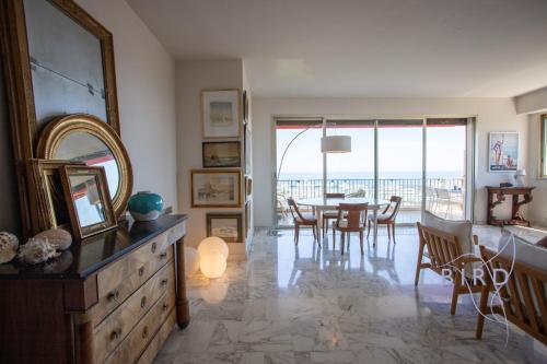 Smart flat in Antibes sea view AC parking and pool in La Pagane