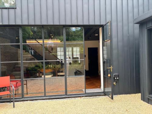 Industrial Chic 1BD House by Kings Cross - image 4