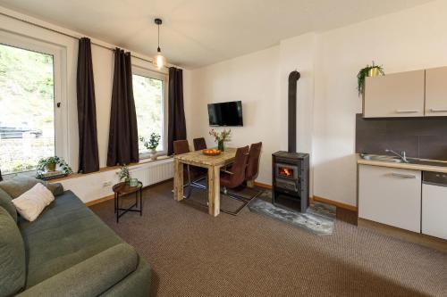 2 twin beds, 1 sofa bed