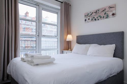 2 Bed historical Christchurch with Free Parking! - image 2