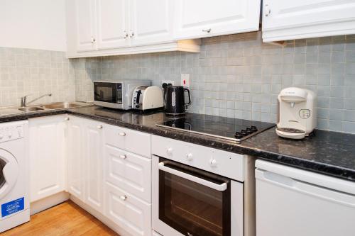 2 Bed historical Christchurch with Free Parking! - image 4