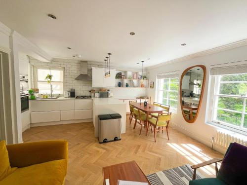 Wonderful 2BD Flat Opposite Victoria Park - image 10
