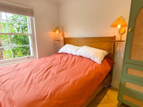 Wonderful 2BD Flat Opposite Victoria Park - main image