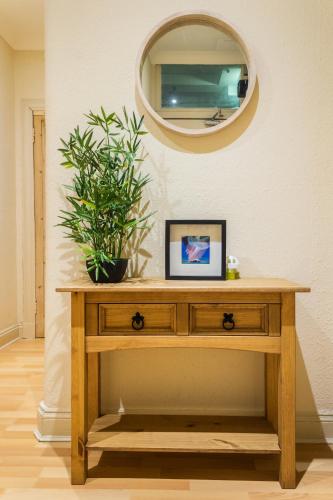 SALE! Cosy & Modern Apartment in Central Edinburgh - image 5