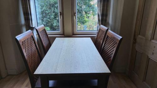 SALE! Cosy & Modern Apartment in Central Edinburgh - image 3