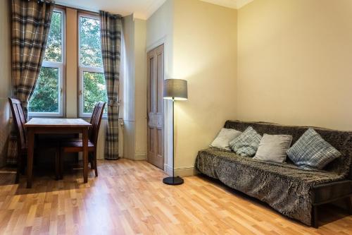 SALE! Cosy & Modern Apartment in Central Edinburgh - image 2