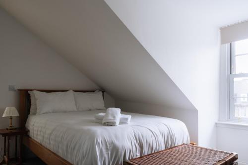 Central & Modern 2BD Flat - Edinburgh - image 10