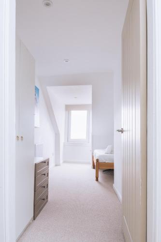 Central & Modern 2BD Flat - Edinburgh - image 12
