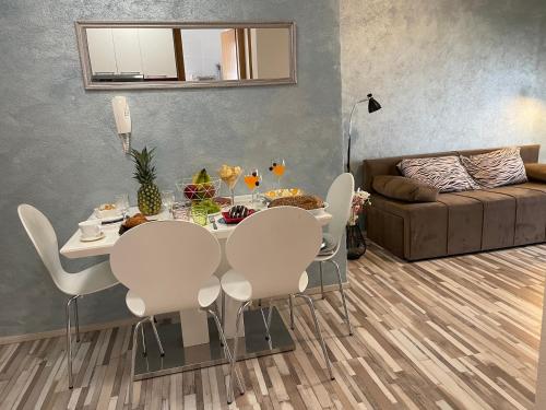 Apartment 4 enjoy in โคมาร์นา