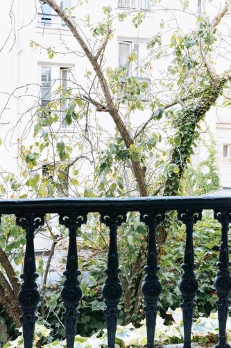 Alluring 1 bedroom Apartment 5 min to the Eiffel Tower!, Париж (фото 9)