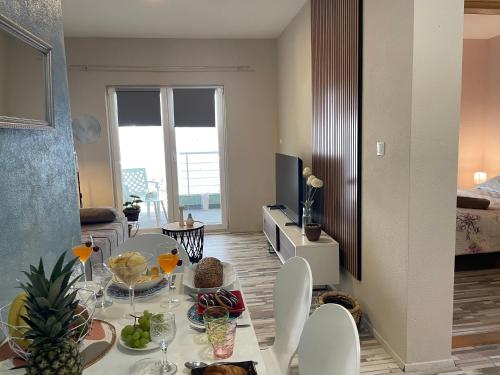 Apartment 4 enjoy in โคมาร์นา