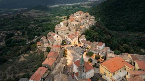 Hilltop 2-BR Home with Sea Views, Terrace & Garden in Palmoli
