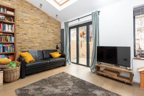 Family Friendly 3 Bedroom Home in Islington - image 11