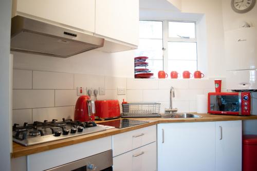 Beautifully Decorated Contemporary 2 Bedroom Flat - image 6