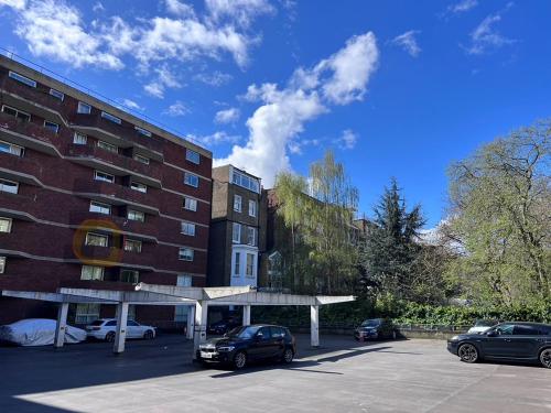 Refurbished Kensington Studio with Balcony near Tube - main image