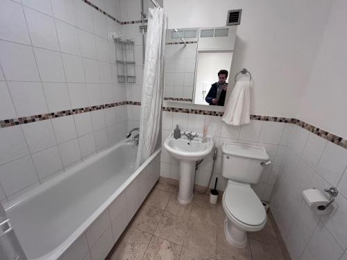 Refurbished Kensington Studio with Balcony near Tube - image 10