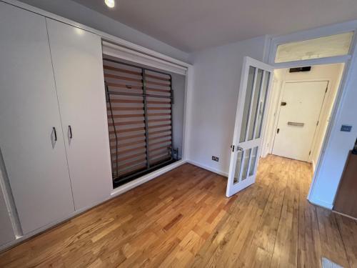 Refurbished Kensington Studio with Balcony near Tube - image 8