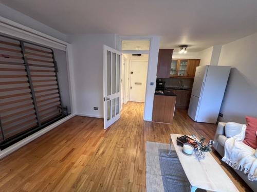 Refurbished Kensington Studio with Balcony near Tube - image 7