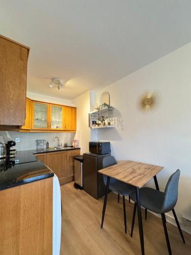 Refurbished Kensington Studio with Balcony near Tube - image 12