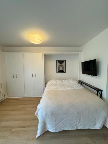 Refurbished Kensington Studio with Balcony near Tube - image 2