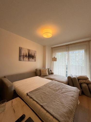 Refurbished Kensington Studio with Balcony near Tube - image 3