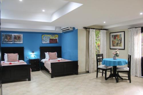 Superior Twin Room image 10