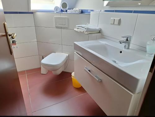 ห้องน้ำ, Ferienwohnung Königswinter (Ferienwohnung Konigswinter) in เฮนเนฟ