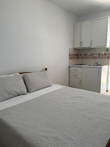 Deluxe Triple Room with Sea View image 5