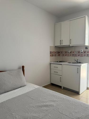 Deluxe Triple Room with Sea View image 2