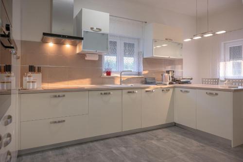 Poolside Holiday House in Mali Golji