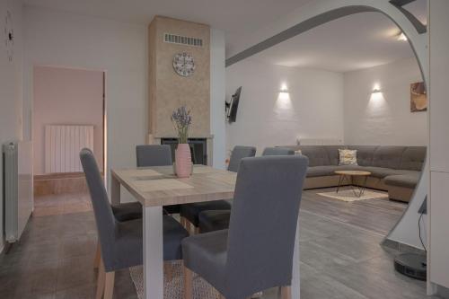 Poolside Holiday House in Mali Golji