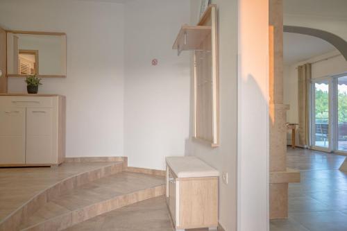 Poolside Holiday House in Mali Golji