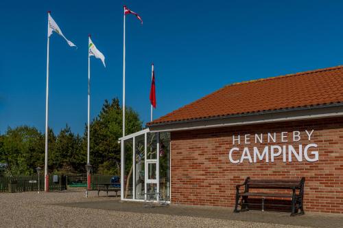 Henneby Camping - hytter in เคียร์เกบี