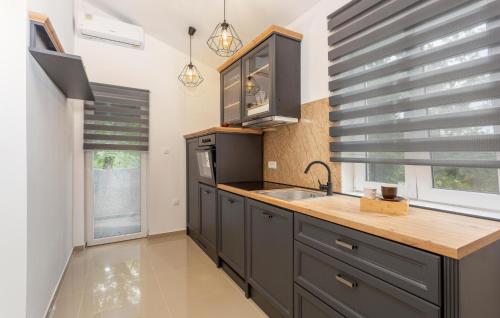 virtuve, Amazing Home In Kastav With Outdoor Swimming Pool in Sroki